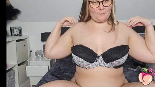 PinaPeach - Ölspiele und BH Veredelung 1 - Privatporno