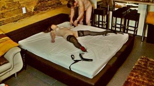 Sexy-Pornos - Ich sollte mich nackt auf das Bett legen und fesseln lassen 1 - Privatporno
