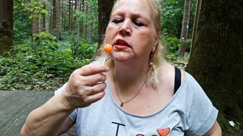Blasflittchen - Lolly lutschen im Wald 1 - Privatporno