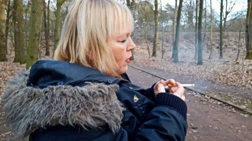 Blasflittchen - Rauchen im Park 1 - Privatporno