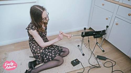 EmilyAdaireTS - Ist das normal??? Hart von der Fickmaschine rangenommen, bis weißer Saft aus meinem Arsch läuft! 1 - Privatporno