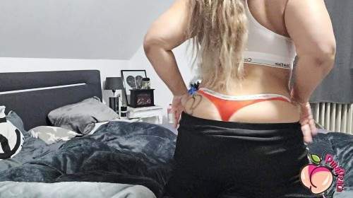 PinaPeach - Popo selber versohlen inkl Löcher zeigen 1 - Privatporno