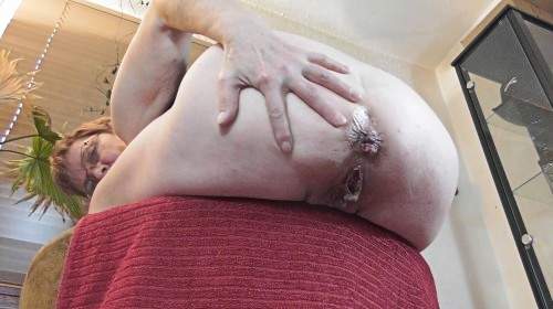 Crazy-Carmen - Arschfotze penetriert, mein lieber Nachbar war mir sehr behilflich... 1 - Privatporno