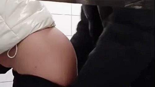 Lina1981 - Userwunsch Jacke beim Fick in Öffentlicher Toilette getragen 1 - Privatporno