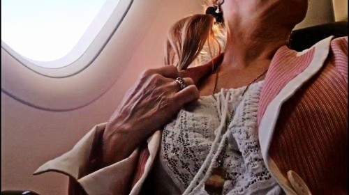 Sexy-Pornos - Gestern im Flugzeug zeigte ich meine Titten blank, dann im WC alles 1 - Privatporno
