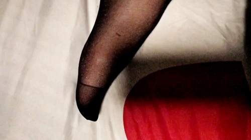 Ehepaar_offen_sucht - Paar in Nylons - Halterlose - Cumshot auf Füsse - Footjob Pussy & Schwanz, Fingern. Im privaten Ehebett 1 - Privatporno